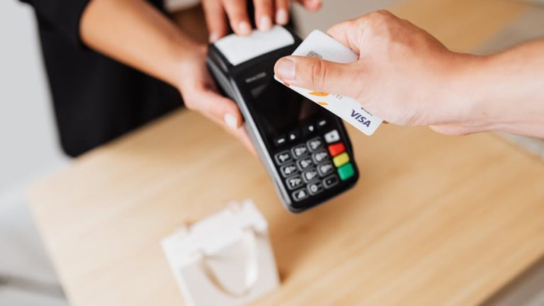 Visa Signature 信用卡完整解析：優勢、申請條件與使用指南